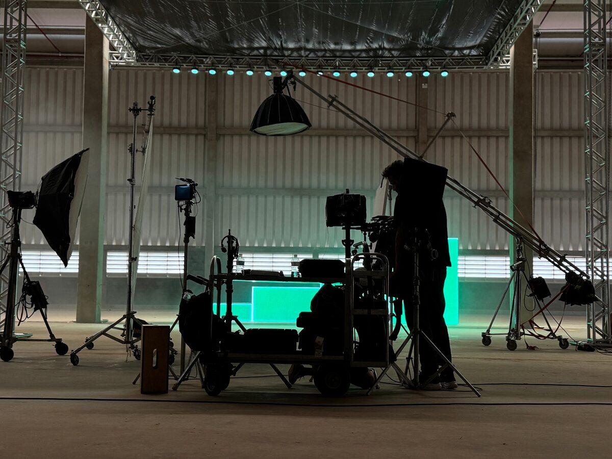 Daniel Labanca dirigindo cena em set de gravação